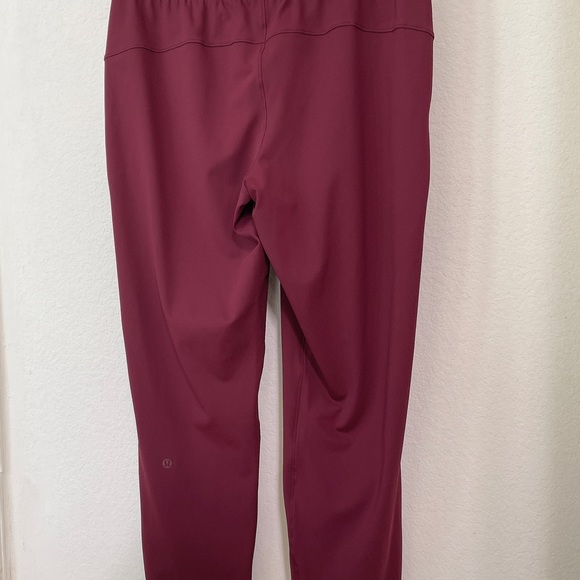 NWT lululemon on the fly pant size 8 Cassis Garnet - Picture 4 of 8